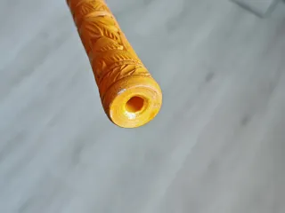 Flauto etnico in legno intagliato