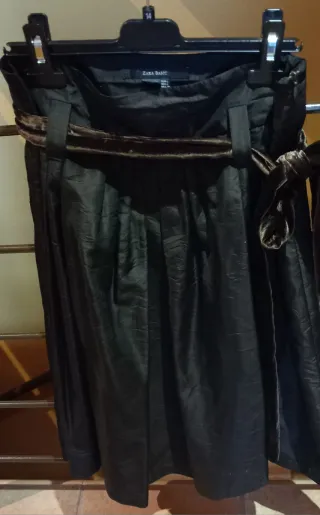 Falda de raso. Zara Basics. Talla L.