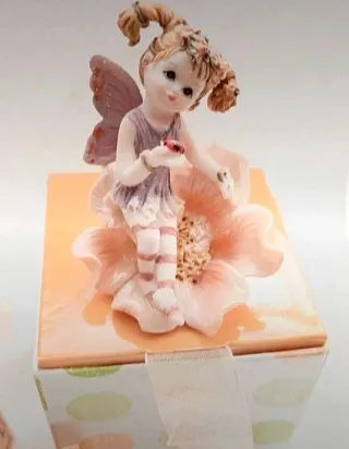 Statuina fata, fatina con fiore e ali soprammobile