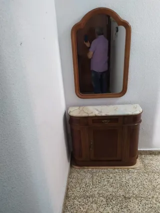 Cómoda de entrada de madera y mármol. Más espejo