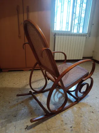 Mecedora de madera y mimbre