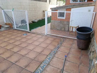 2 Rejas de hierro con puerta.