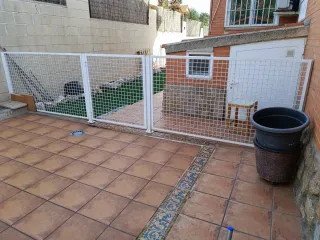 2 Rejas de hierro con puerta.