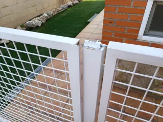 2 Rejas de hierro con puerta.