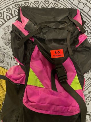 Mochila senderismo grande negra y fucsia
