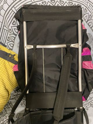 Mochila senderismo grande negra y fucsia