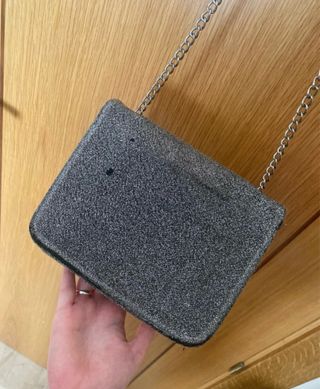 Bolso de fiesta plateado con cadena