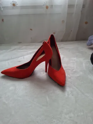 Zapatos de tacón Zara rojos talla 36