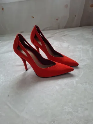 Zapatos de tacón Zara rojos talla 36