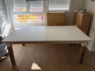 Mesa de comedor de madera