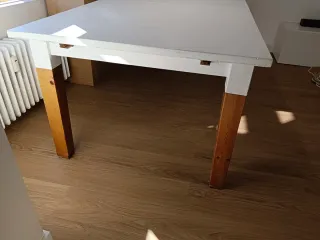 Mesa de comedor de madera