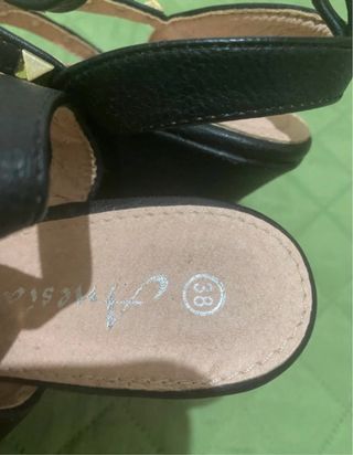 Sandália Salto Cunha Preta e Dourada