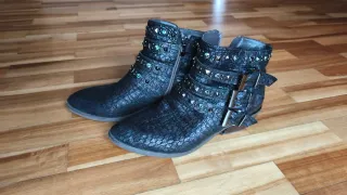 Botines Alma en Pena negros con tachuelas