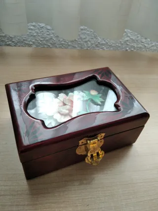 Pequeño joyero de madera con cierre dorado