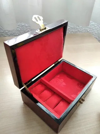 Pequeño joyero de madera con cierre dorado