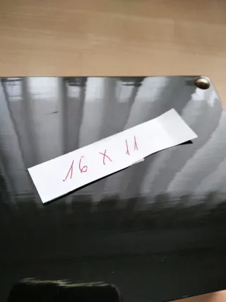 Pequeño joyero de madera con cierre dorado