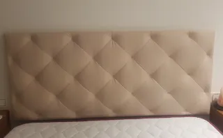 Cabecero de cama beige capitoné