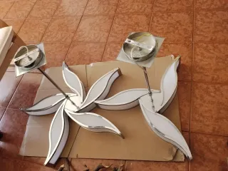 Lámparas de diseño plateadas y blancas