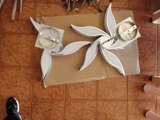 Lámparas de diseño plateadas y blancas