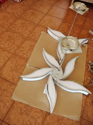 Lámparas de diseño plateadas y blancas