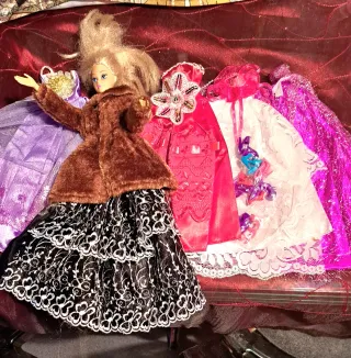 5 Abiti Barbie + Pelliccia + 9 paia di scarpe Scar