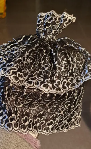 5 Abiti Barbie + Pelliccia + 9 paia di scarpe Scar