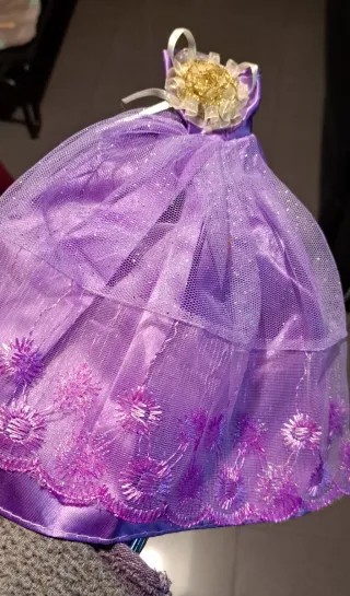 5 Abiti Barbie + Pelliccia + 9 paia di scarpe Scar