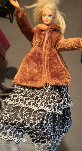 5 Abiti Barbie + Pelliccia + 9 paia di scarpe Scar