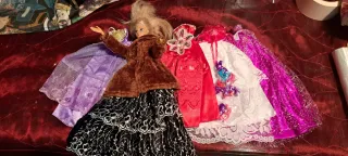 5 Abiti Barbie + Pelliccia + 9 paia di scarpe Scar