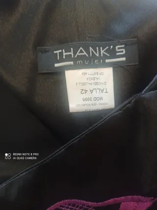 Vestido largo negro con bordado morado