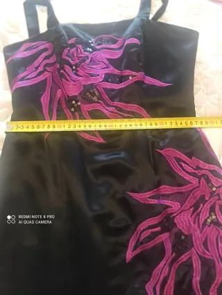 Vestido largo negro con bordado morado