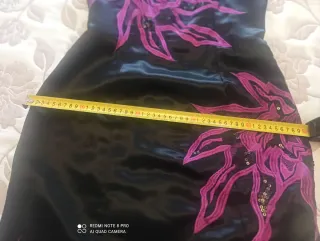 Vestido largo negro con bordado morado