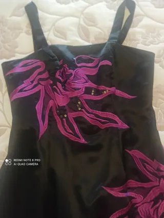 Vestido largo negro con bordado morado