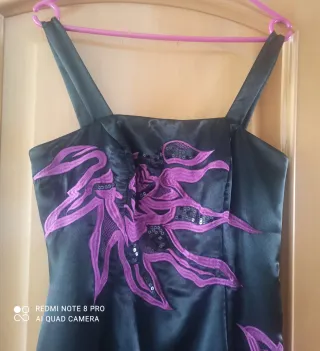 Vestido largo negro con bordado morado