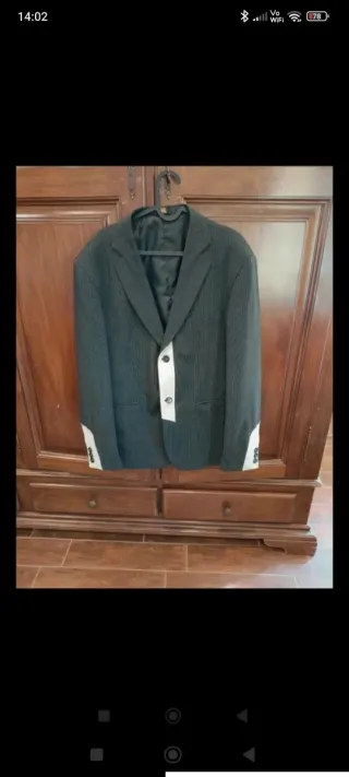 Giacca uomo nera con dettagli bianchi