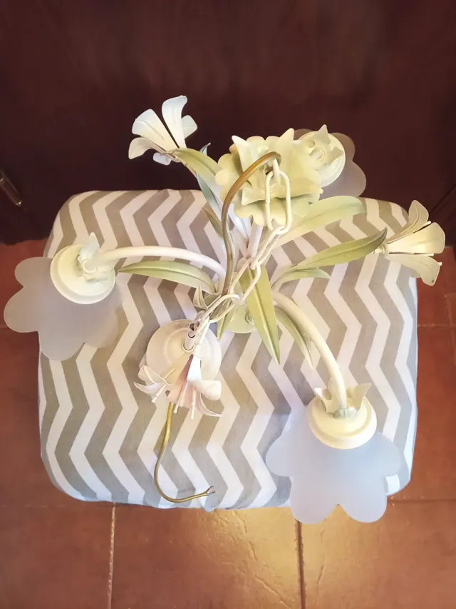 Lámpara colgante floral verde y blanco