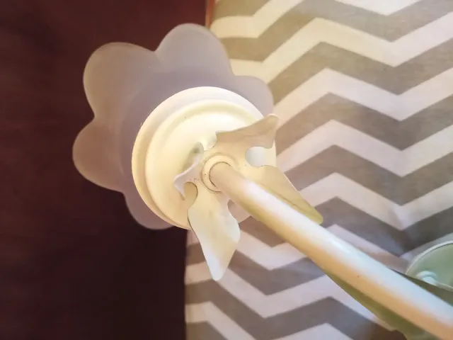 Lámpara colgante floral verde y blanco