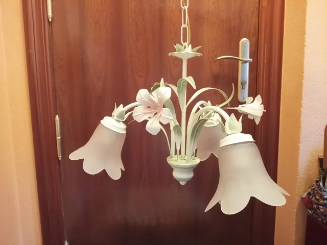 Lámpara colgante floral verde y blanco