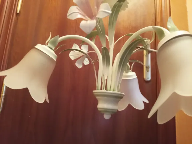 Lámpara colgante floral verde y blanco