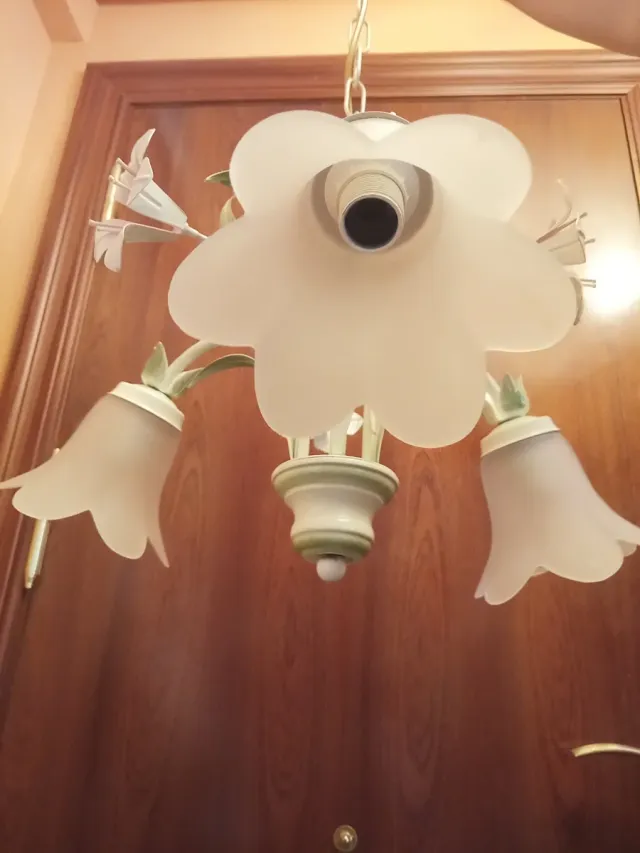 Lámpara colgante floral verde y blanco