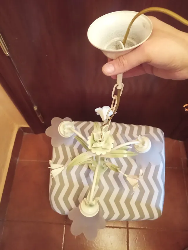 Lámpara colgante floral verde y blanco