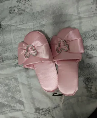 Pantofole da camera rosa con fiocco