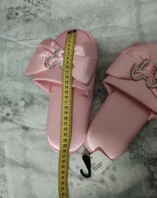 Pantofole da camera rosa con fiocco