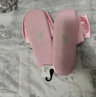 Pantofole da camera rosa con fiocco