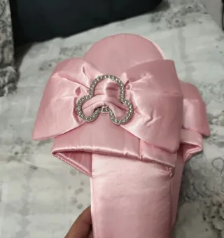 Pantofole da camera rosa con fiocco