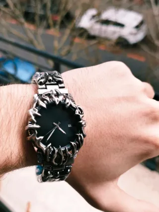 Reloj Negro con Diseño Llamativo