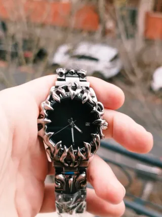 Reloj Negro con Diseño Llamativo