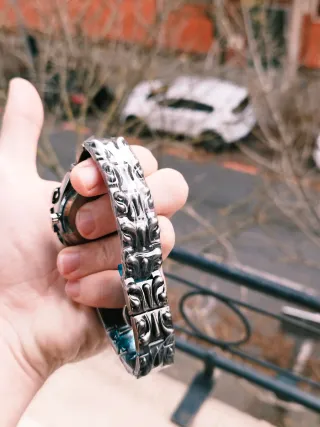 Reloj Negro con Diseño Llamativo