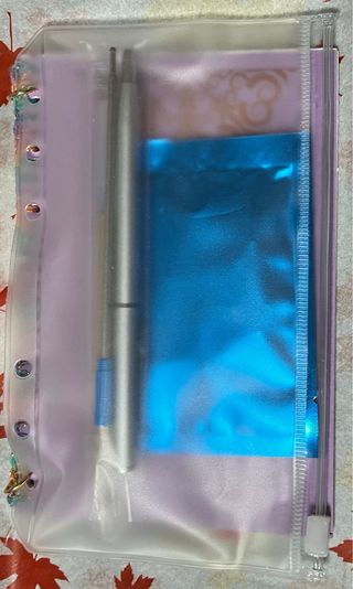 Libreta con bolsa y dos bolígrafos.