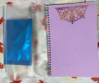 Libreta con bolsa y dos bolígrafos.